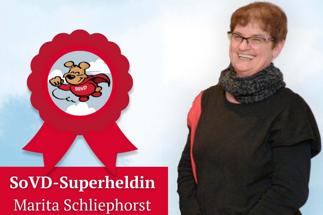Marita Schliephorst vor dem SoVD-Superhelden Logo