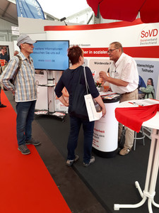 Herr Zimmer, OV Lich-Eberstadt, im Gespräch mit Interessenten Herr Zimmer, OV Lich-Eberstadt, im Gespräch mit Interessenten