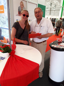 ... und schon wieder wurde eine junge Dame von Herrn Gerhard Zimmer mit einer roten SoVD-Sonnenbrille am SoVD-Stand glücklich gemacht. ... und schon wieder wurde eine junge Dame von Herrn Gerhard Zimmer mit einer roten SoVD-Sonnenbrille am SoVD-Stand glücklich gemacht.