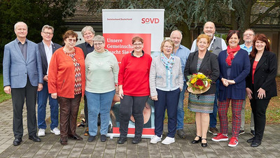 Gruppenfoto mit Vorstand und Gästen.
