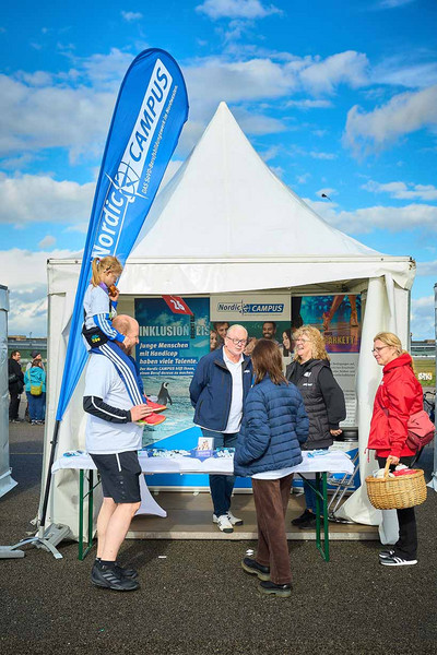 Ausstellerzelt mit blauer Flagge des Nordic CAMPUS. 
