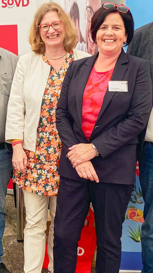 Katrin Hechler, Staatssekretärin im Hessischen Ministerium für Arbeit, Integration, Jugend und Soziales, mit Landesvorsitzender Birgit Kömpel.