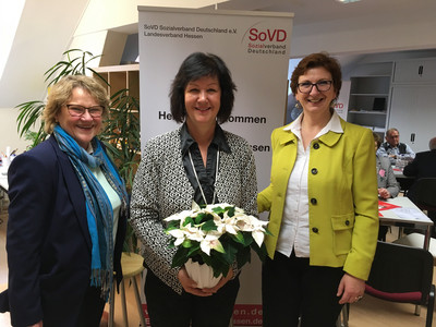 Annette Mülot-Carvajal (1. Landesvorsitzende, Heike Sommerauer-Dörzapf (SoVD Projektleiterin), Waltraud Klopf (Stadt Wiesbaden) Annette Mülot-Carvajal (1. Landesvorsitzende, Heike Sommerauer-Dörzapf (SoVD Projektleiterin), Waltraud Klopf (Stadt Wiesbaden)
