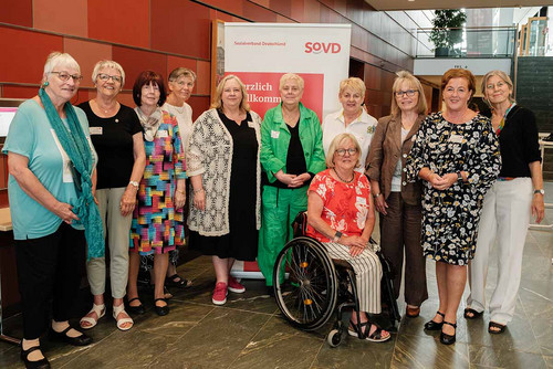 Gruppenbild mit 11 Frauen vor einem SoVD-Aufsteller. 