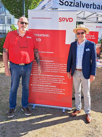 Landesgeschäftsführer Thomas Hammer (li.) mit Bürgermeister Dr. Albrecht Eitz vor einem SoVD-Plakat.