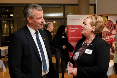 Mann und Frau im Gespräch. 