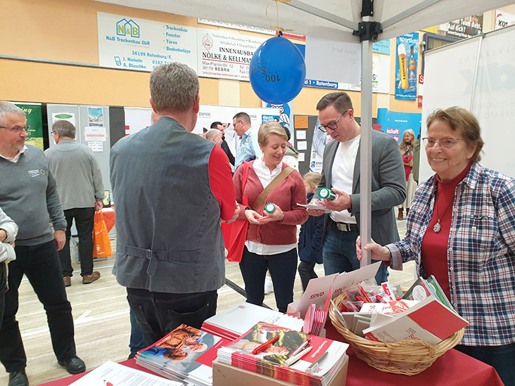 Der SoVD-Messestand mit Marita Schliephorst und Besucher*innen