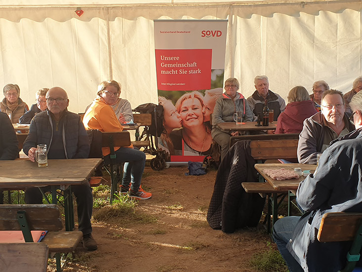 Mitglieder sitzen im Festzelt