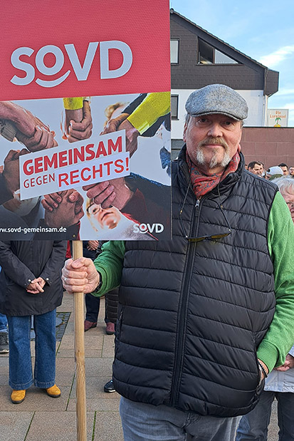 Thomas Hammer mit SoVD-Plakat