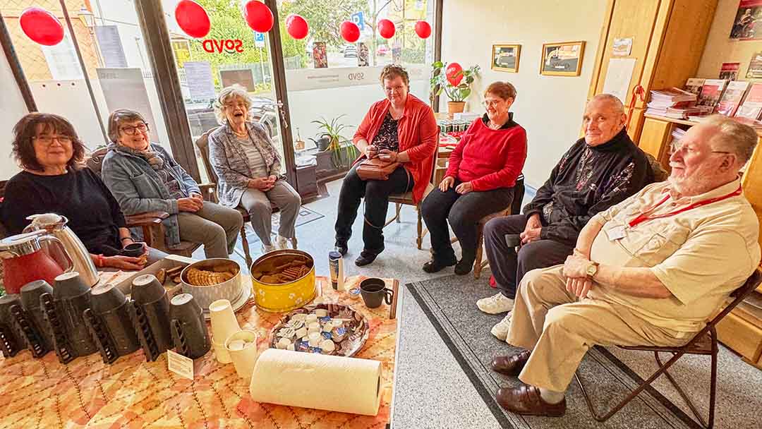 vorstand, Mitglieder und Gäste im Gespräch