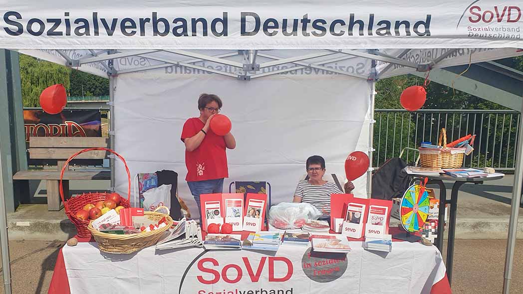 Zwei SoVD-Frauen am Infostand