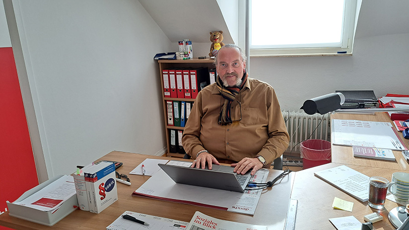 Landesgeschäftsführer Thomas Hammer am Schreibtisch