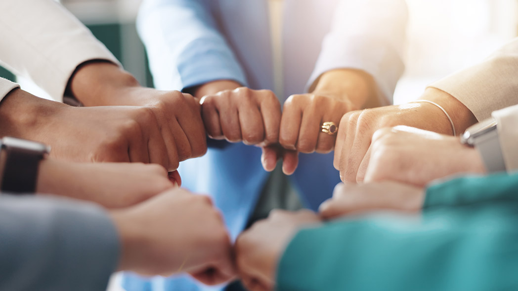 Geballte Hände im Kreis zusammen.